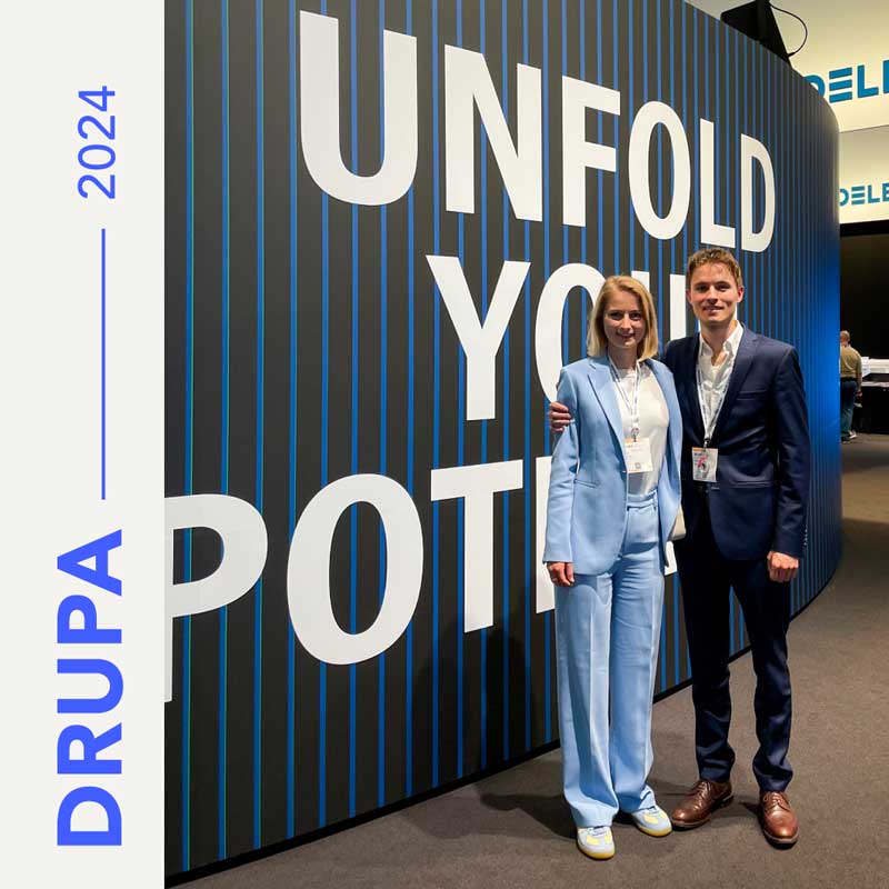 DRUPA 2024 1 Josef und Maria Aumüller vor dem Messestand von Heidelberger Druckmaschinen.