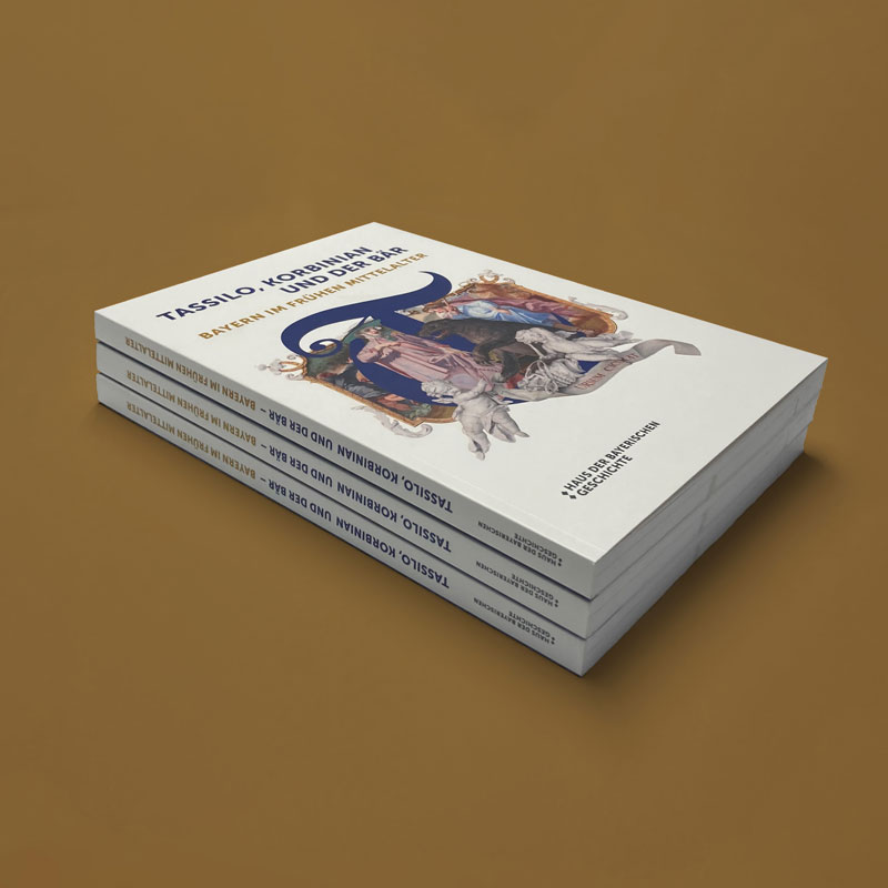 Ausstellungskatalog 2 Ausstellungskatalog Cover drei Exemplare übereinander gestapelt