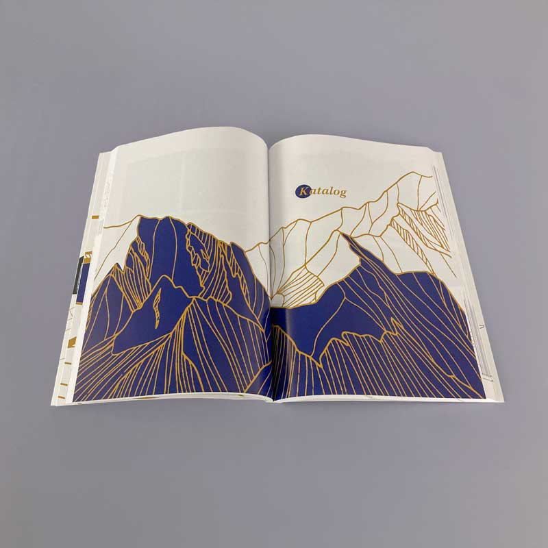 Ausstellungskatalog aufgeschlagen von oben fotografiert, Kapitelseite Katalog