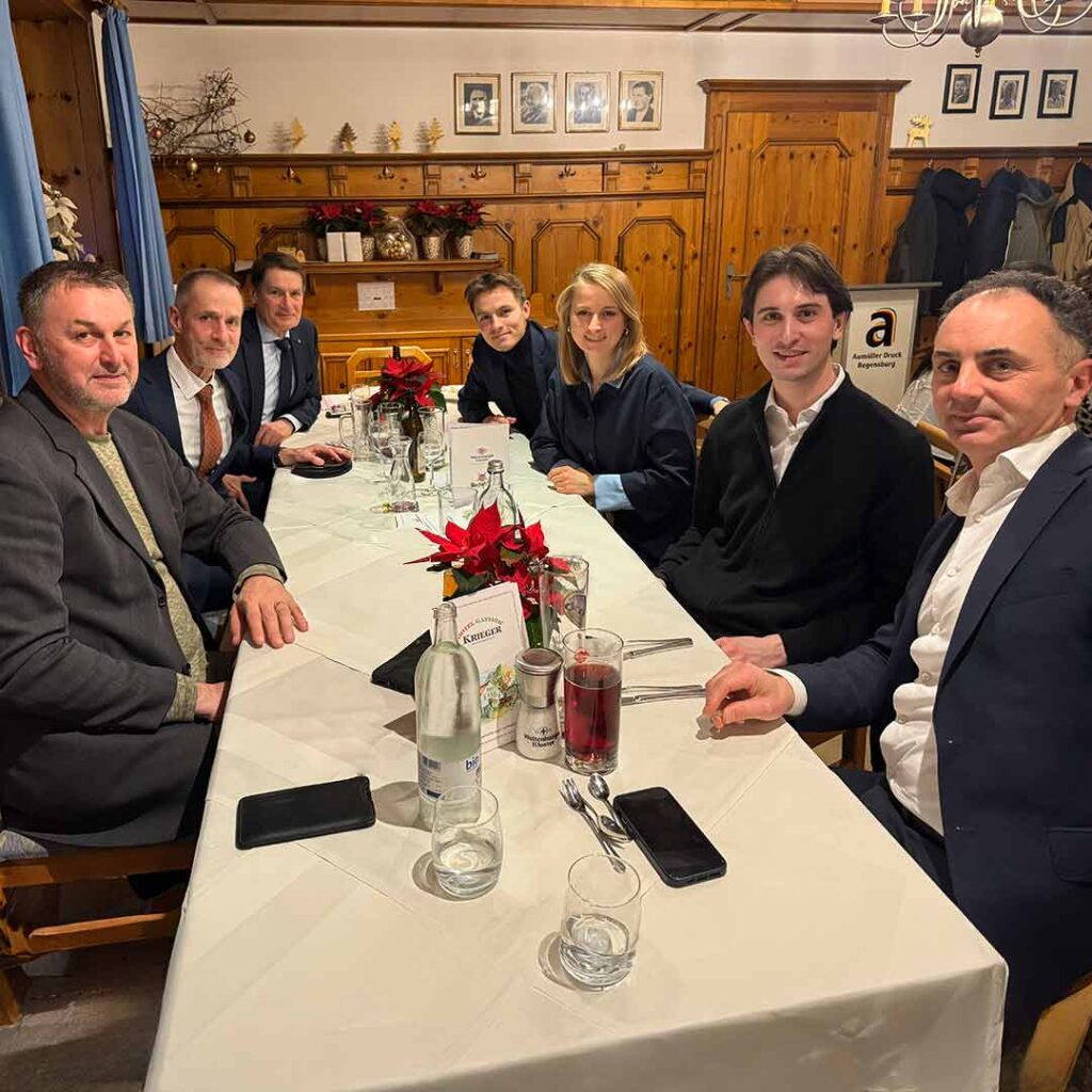 Tisch der Geschäftsführung bei der Neujahrsfeier 2026 mit Dekoration und Getränken.