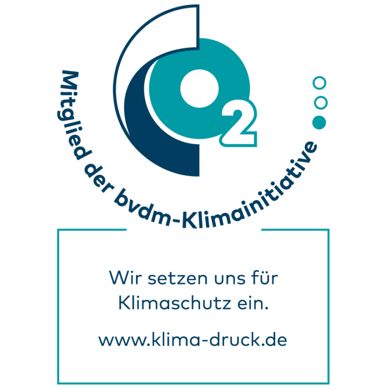 Logo mit CO₂-Symbol und Schriftzug „Mitglied der bvdm-Klimainitiative“, darunter der Text „Wir setzen uns für Klimaschutz ein.“