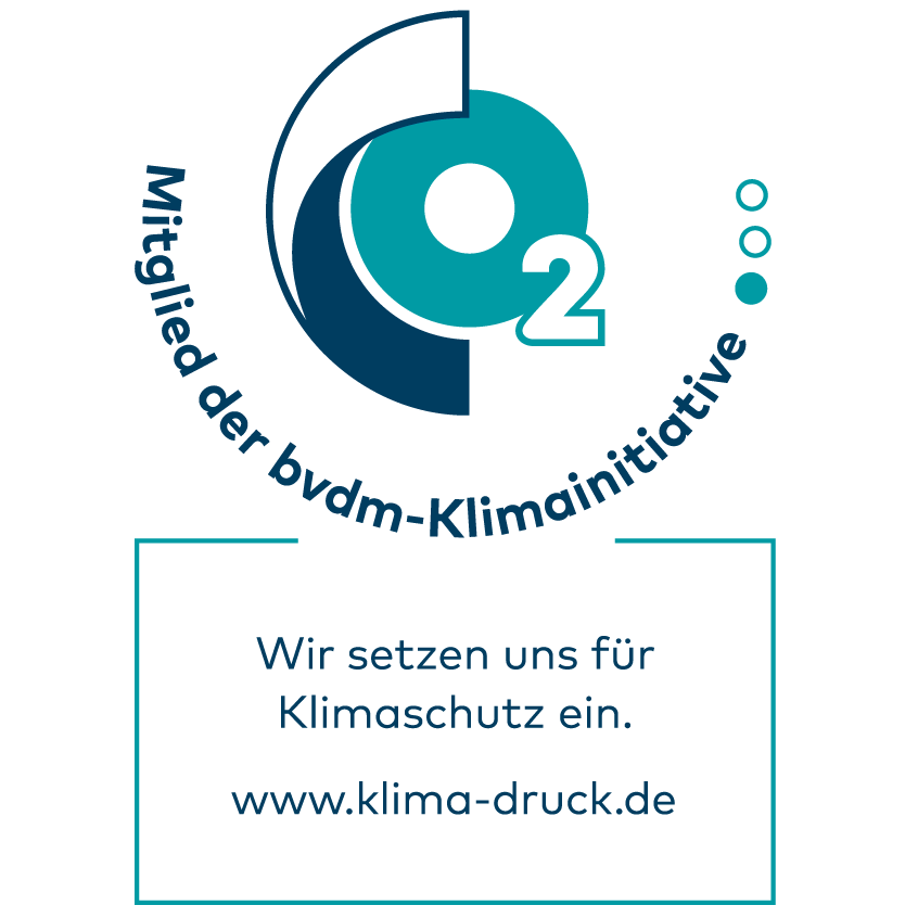 Logo mit CO₂-Symbol und Schriftzug „Mitglied der bvdm-Klimainitiative“, darunter der Text „Wir setzen uns für Klimaschutz ein.“