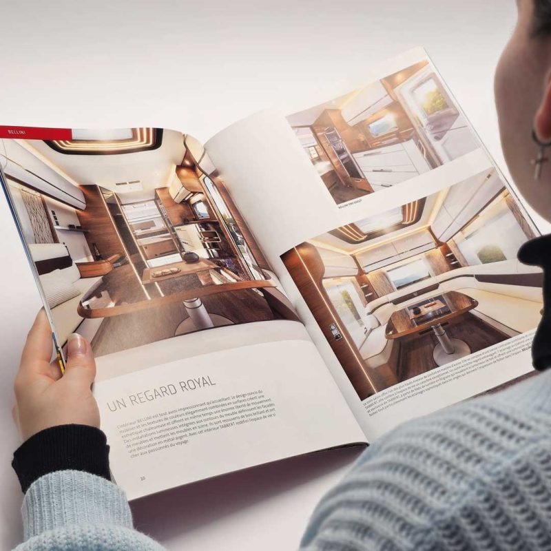 Person die ein Magazin über Capmer ließt