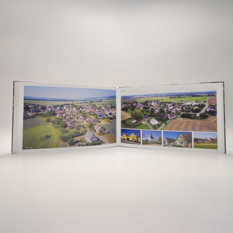 aufgestelltes Buch mit Bildern von einer Landschaft