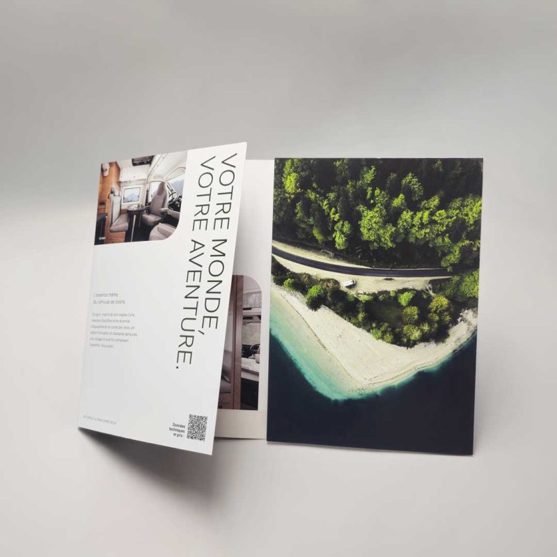 Aufgestellter Altarfalz in dem ein Landschaftsbild von oben mit einem Camper zu sehen ist.