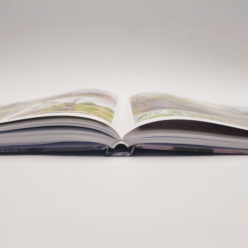 Fadenheftung von der Seite fotografiert, sodass man den Rücken von unten sieht